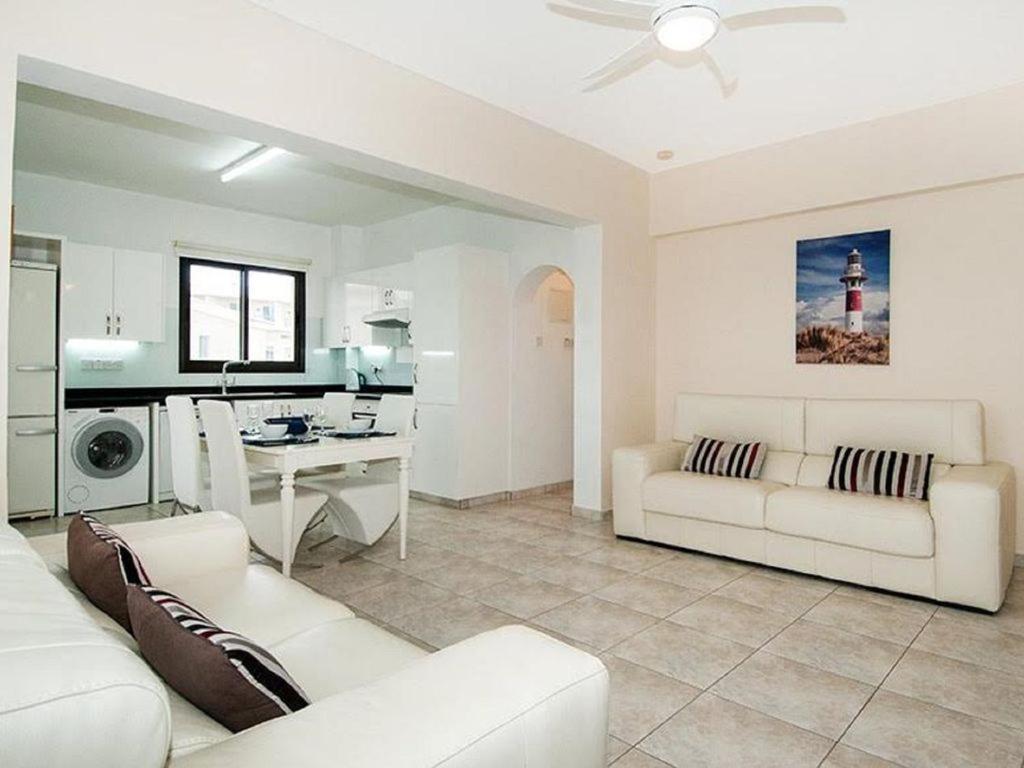 Beautiful 2-Bedroom Apartment - Great Location Paphos Exterior photo